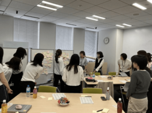 インテージヘルスケア（当社の20代の女性従業員を集めてワークショップを開催。14人を４チームに分けて実施した）