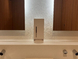 働く女性の“もしも”に備える 日鉄興和不動産が所有管理する全国のオフィスビル共用部トイレに生理用品