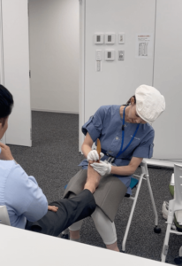 2022年12月に開催された「Femtech Japan 2022」に当社が出店した時の様子。来場してくださった女性の方にお悩みを伺い施術を実施