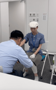 【出典】ONE DE MAYU（左足の施術が終わり、足の色の違いに驚き写真を撮っている様子）