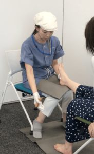 【出典】ONE DE MAYU（施術をしながらお悩みを伺い、肩こりのケアについてアドバイスをしている様子）