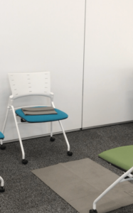 【出典】ONE DE MAYU（オフィス内の会議室の片隅に椅子を設置して準備が完了した様子）